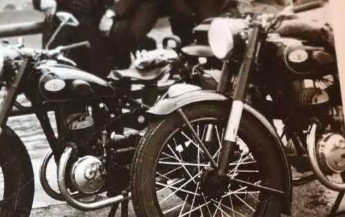 zwei tolle alte Fotos - Personen mit Oldtimer Motorräder Zündapp - 50er Jahre ?