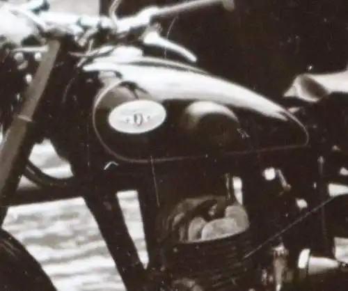 zwei tolle alte Fotos - Personen mit Oldtimer Motorräder Zündapp - 50er Jahre ?