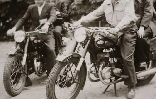 zwei tolle alte Fotos - Personen mit Oldtimer Motorräder Zündapp - 50er Jahre ?