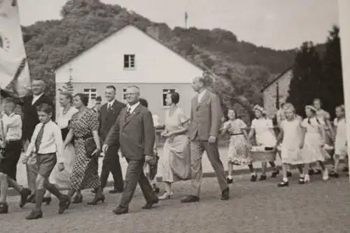 tolles altes Foto - Schulausflug der Stadt-Schule ?  Wappen - Ort ???