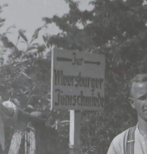 tolles altes Glasnegativ - zwei Männer an Schild  Zur Meersburger Zinnschmiede