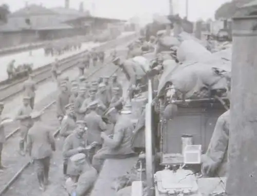 fünf alte Negative - Soldaten , Fernglas, Bahnhof, zerstörte Gebäude, Ort ???