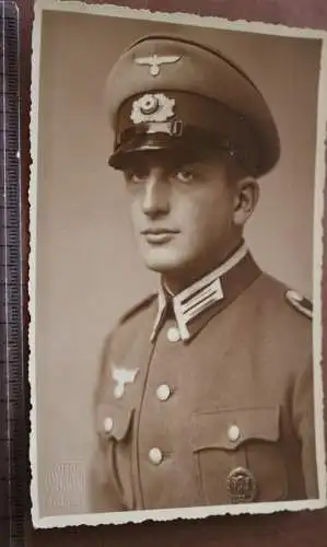 tolles altes Foto - Portrait eines Soldaten mit Schirmmütze