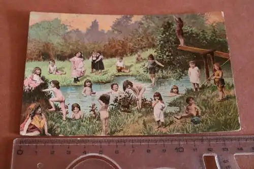 Tolle alte Kitschkarte - viele kleine Kinder baden am See 1911