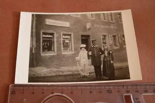 tolles altes Foto - Personen in Kostümen vor Gasthaus ?? Riebeck Bräu