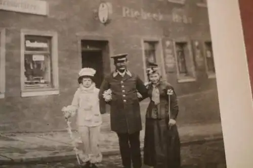 tolles altes Foto - Personen in Kostümen vor Gasthaus ?? Riebeck Bräu