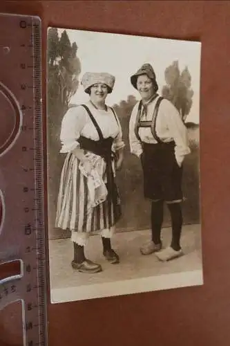 tolle alte Fotokarte - zwei Frauen in Trachten ?  1910-20 ?