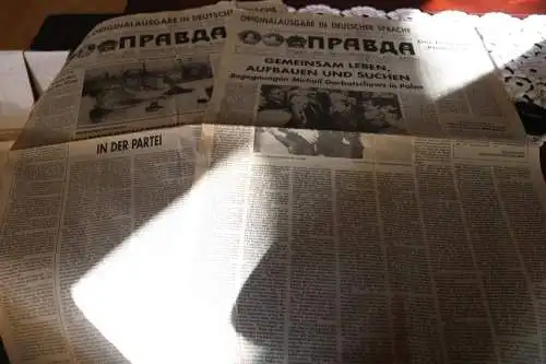 Zwei alte Zeitungen Pravda  in deutscher Sprache 1988