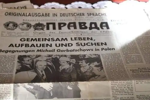 zwei alte Zeitungen Pravda  in deutscher Sprache 1988