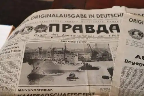 zwei alte Zeitungen Pravda  in deutscher Sprache 1988