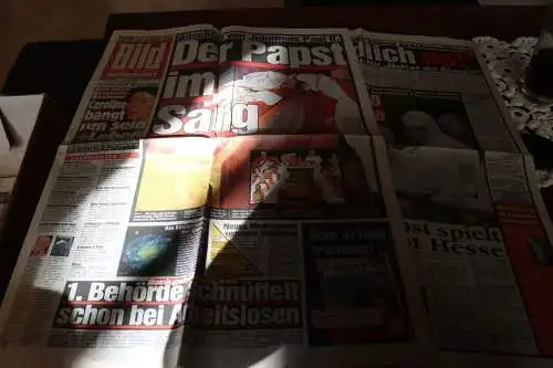 Alte Zeitungsseiten - Bild Berichte - Abschied vom Papst Johannes Paul II 2005