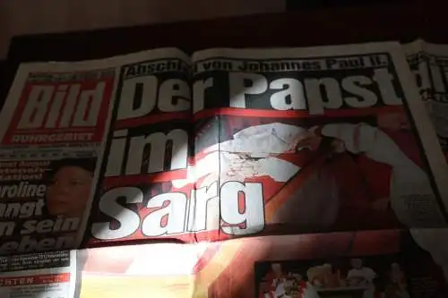 alte Zeitungsseiten - Bild Berichte - Abschied vom Papst Johannes Paul II 2005