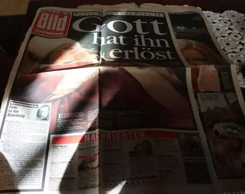 alte Zeitungsseiten - Bild Berichte - Abschied vom Papst Johannes Paul II 2005