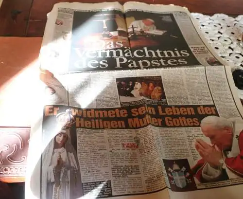 alte Zeitungsseiten - Bild Berichte - Abschied vom Papst Johannes Paul II 2005