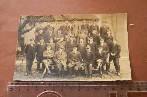 altes Gruppenfoto - Studenten ??? Männer mit gleicher Mütze und Kokoarde 