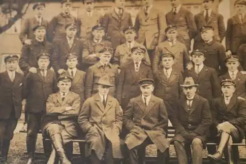 altes Gruppenfoto - Studenten ??? Männer mit gleicher Mütze und Kokoarde