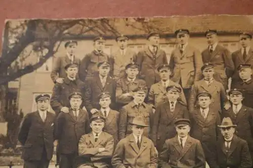 altes Gruppenfoto - Studenten ??? Männer mit gleicher Mütze und Kokoarde