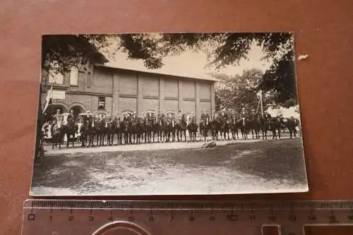 altes Gruppenfoto - Reiter mit Pferde vor Gastwirtschaft Hildebrandt - Ort ???