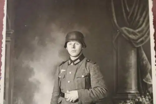 tolles altes Foto - Portrait eines Soldaten mit Stahlhelm - Altona