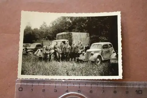 altes Foto - Soldaten vers. Fahrzeuge PKW - Parkplatz bei Liny ?  vor Verdun