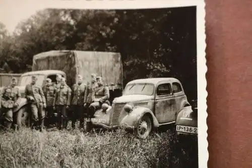 altes Foto - Soldaten vers. Fahrzeuge PKW - Parkplatz bei Liny ?  vor Verdun