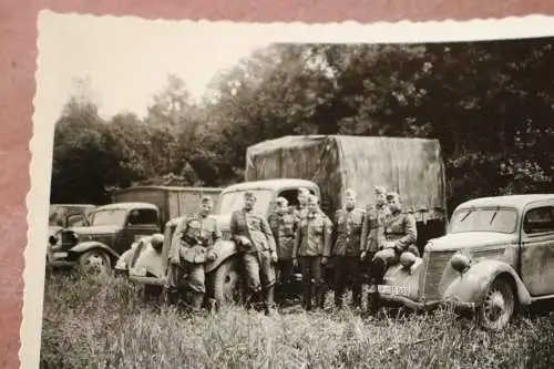 altes Foto - Soldaten vers. Fahrzeuge PKW - Parkplatz bei Liny ?  vor Verdun