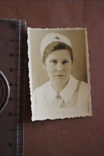 Altes Foto - kleines Portrait eines Krankenschwester für Ausweis ?  Nortorf