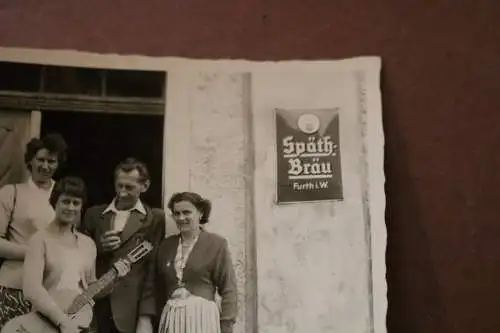 tolles altes Foto - Personen vor Gasthaus - Werbeschild Späth-Bräu  Furth i.W.