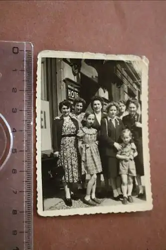 tolles altes Foto - Frauen und Kinder - eine Eisenbahnangestellte - vor Hotel