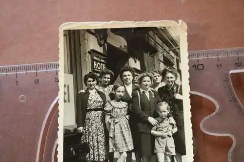 tolles altes Foto - Frauen und Kinder - eine Eisenbahnangestellte - vor Hotel