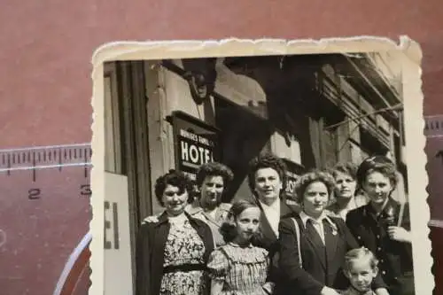 tolles altes Foto - Frauen und Kinder - eine Eisenbahnangestellte - vor Hotel