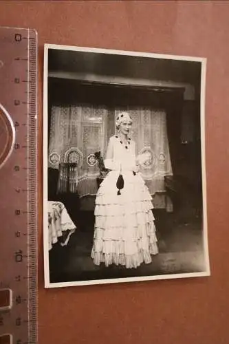 tolles altes Foto - Frau in einem weissen Kostüm ? Kleid ?  20-30er Jahre