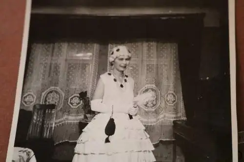 tolles altes Foto - Frau in einem weissen Kostüm ? Kleid ?  20-30er Jahre