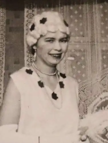 tolles altes Foto - Frau in einem weissen Kostüm ? Kleid ?  20-30er Jahre