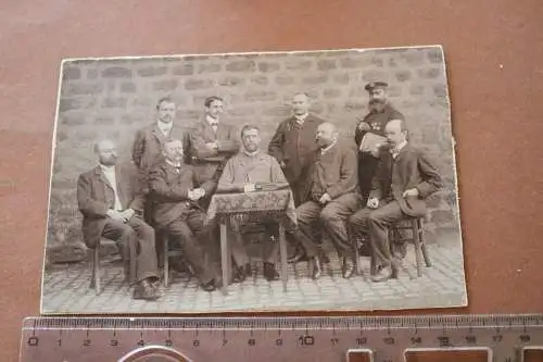 tolles altes Gruppenfoto Männer, einer mit Orden - auf Tisch Meyers Konservation