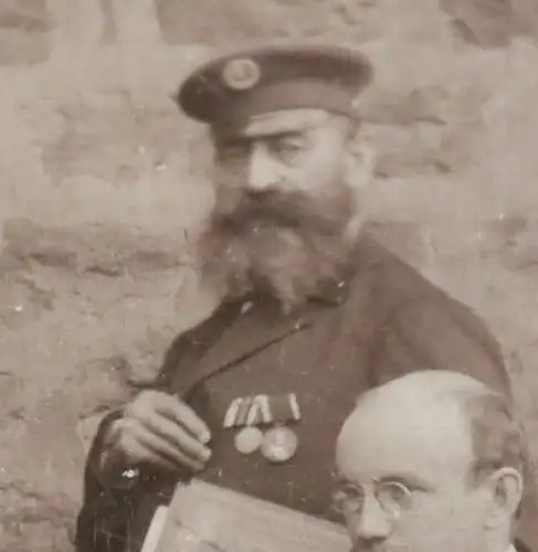 tolles altes Gruppenfoto Männer, einer mit Orden - auf Tisch Meyers Konservation