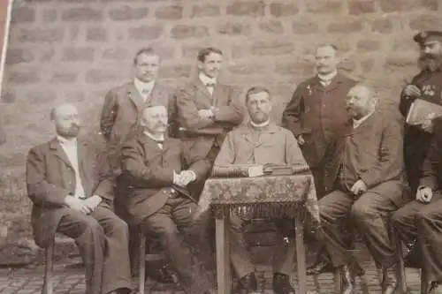 tolles altes Gruppenfoto Männer, einer mit Orden - auf Tisch Meyers Konservation