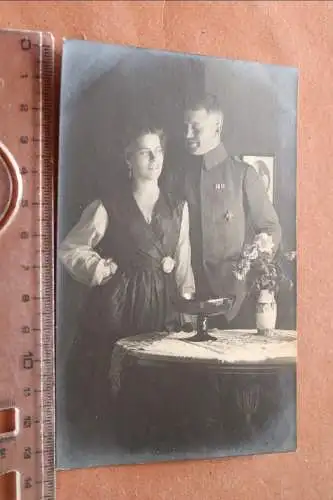tolles altes Foto - Frau mit Soldat - Friedrich-August-Kreuz 1. Klasse