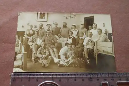 altes Foto - deutsche Soldaten im Lazarett , einer mit EK II auf der Brust