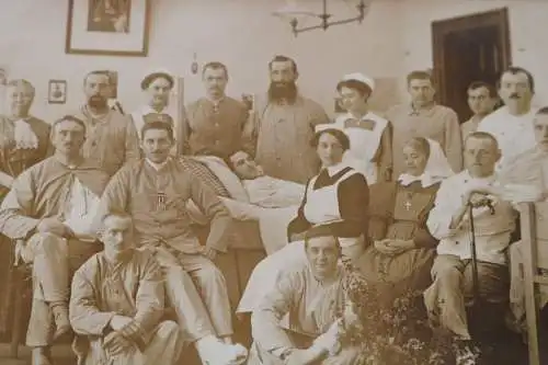 altes Foto - deutsche Soldaten im Lazarett , einer mit EK II auf der Brust