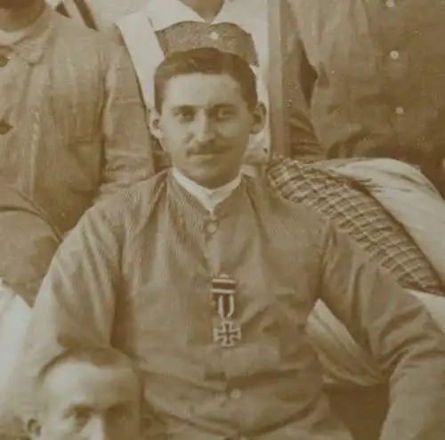 altes Foto - deutsche Soldaten im Lazarett , einer mit EK II auf der Brust 