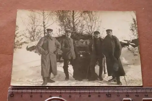 tolles altes Foto - vier Soldaten im Schnee - HIntergrund Handwerker Hütte