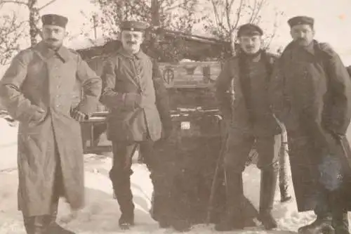 tolles altes Foto - vier Soldaten im Schnee - HIntergrund Handwerker Hütte