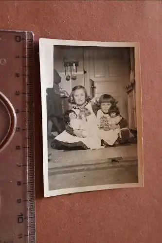 tolles altes Foto - zwei Mädchen mit ihren Puppen 20-30er Jahre