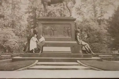 tolles altes  Foto -Frauen posieren am Kaiser Wilhelm Denkmal - Kiel 1900-1920