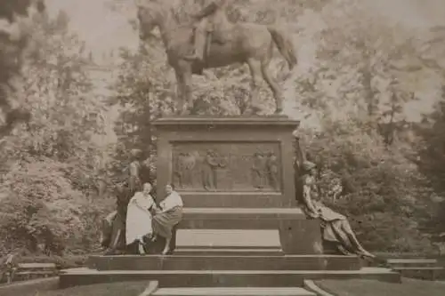 tolles altes  Foto -Frauen posieren am Kaiser Wilhelm Denkmal - Kiel 1900-1920