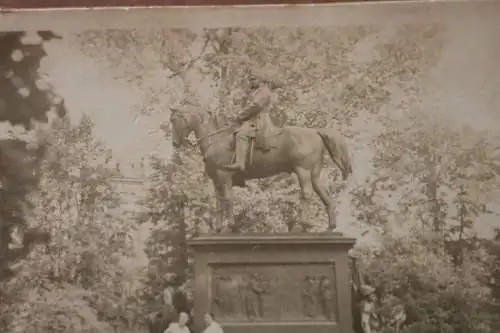 tolles altes  Foto -Frauen posieren am Kaiser Wilhelm Denkmal - Kiel 1900-1920