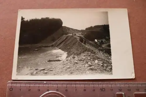 altes Foto - Personen auf einer Baustelle ?  Überflutung ??