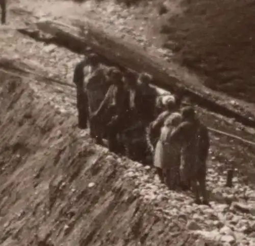 altes Foto - Personen auf einer Baustelle ?  Überflutung ??