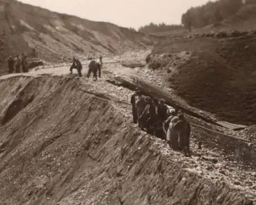 altes Foto - Personen auf einer Baustelle ?  Überflutung ??